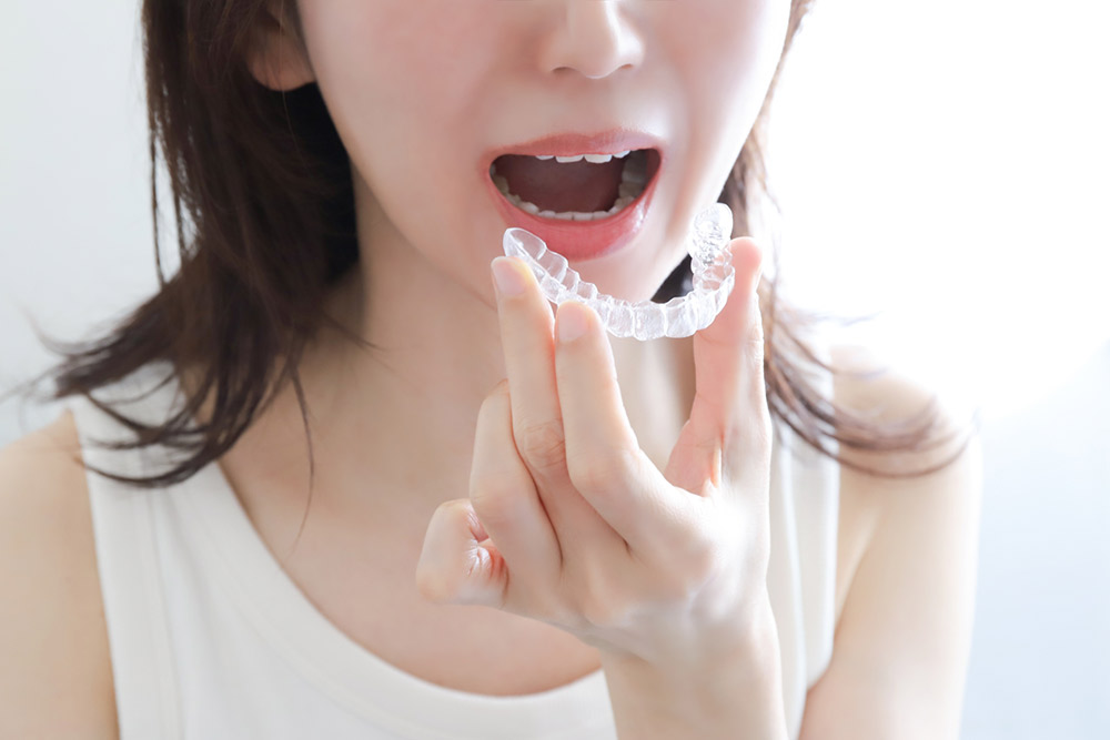自然な笑顔のまま、整えるマウスピース矯正